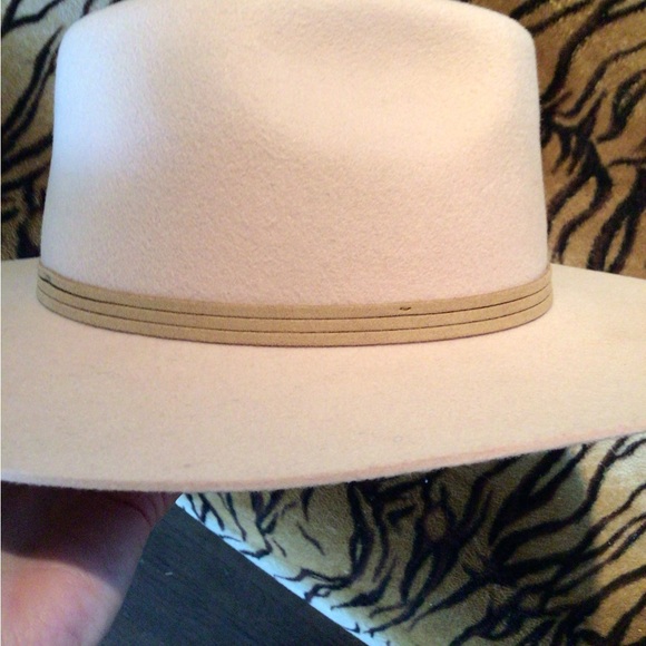 ! Host pick! 💕RARE Wyeth pale pink feather wool rancher - Picture 7 of 7